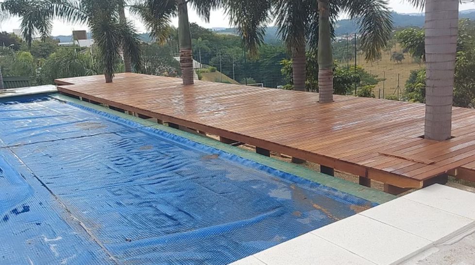 Deck de madeira no Cond. Quinta das Paineiras em Jundiaí